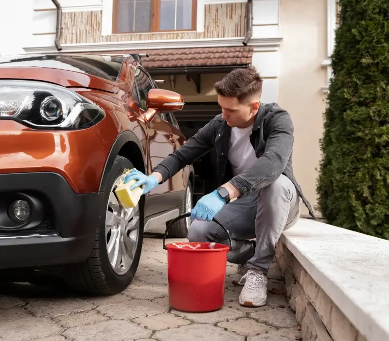 Lavage auto à domicile Amigny-Rouy : professionnel intervenant sur un véhicule